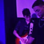 Antonella Vitanza, guitarrista de Quiero Cumbia, tocando en vivo con una Stratocaster roja.