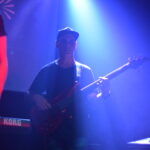 Emanuel Aloise tocando el bajo en vivo con la banda Quiero Cumbia