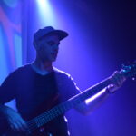 Emanuel Aloise tocando el bajo en vivo con la banda Quiero Cumbia