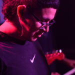 Bruno Barreto tocando en vivo con la banda Quiero Cumbia