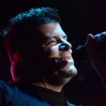 Euge Luján cantando en vivo como vocalista de Quiero Cumbia