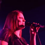 Georgina Otero cantando en vivo durante un show de Quiero Cumbia