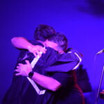 Cantante de Quiero Cumbia abrazando a un cumpleañero durante un show en vivo