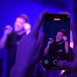 Cantante de Quiero Cumbia grabado por un celular durante un show en vivo