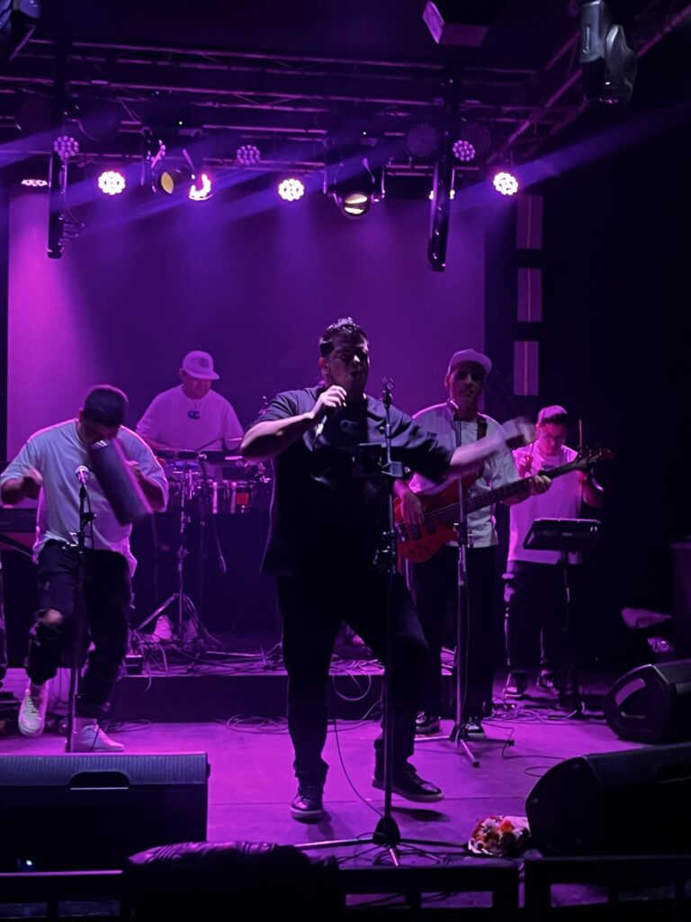 Quiero Cumbia en vivo con la formación actual sobre el escenario.